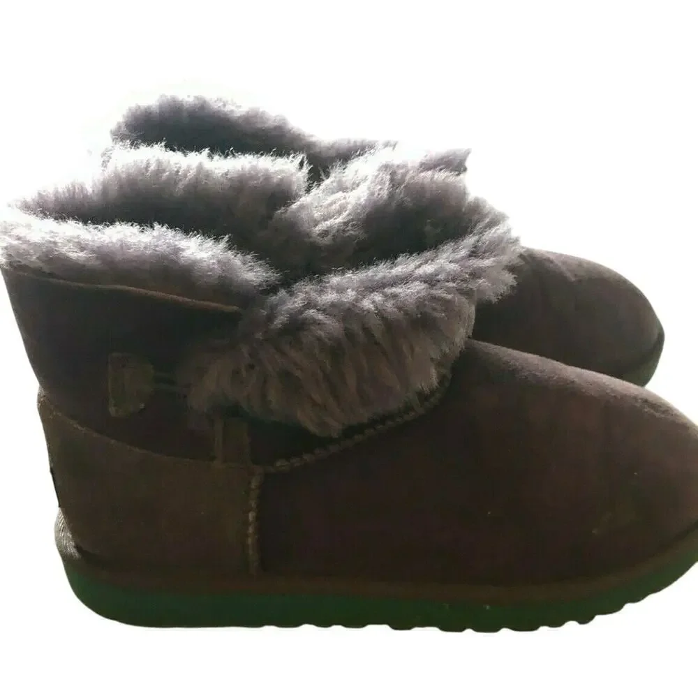 UGG Girls Short Purple Boots W. Button Big Girls Size 4